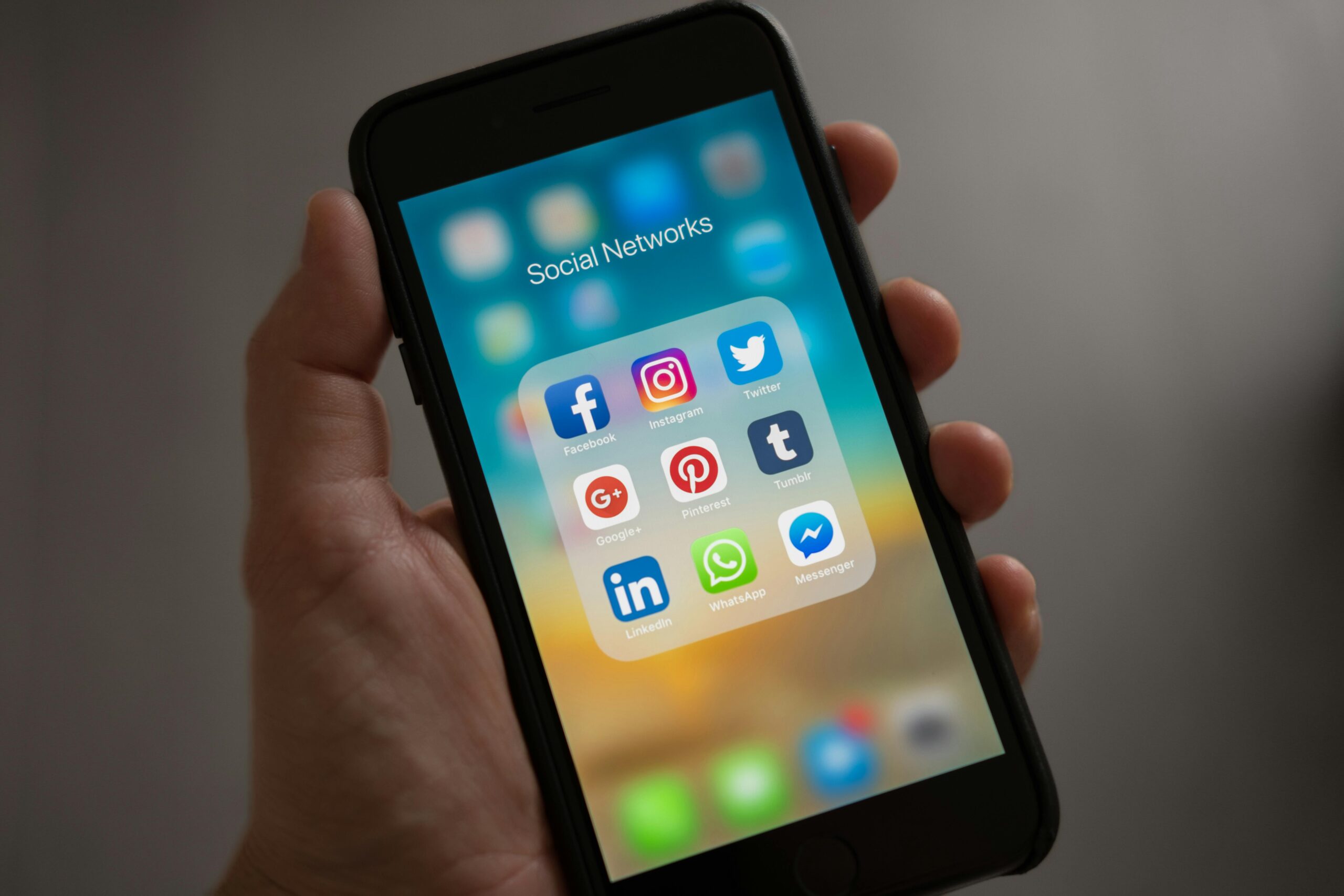 A influência das redes sociais na vida amorosa: riscos e oportunidades