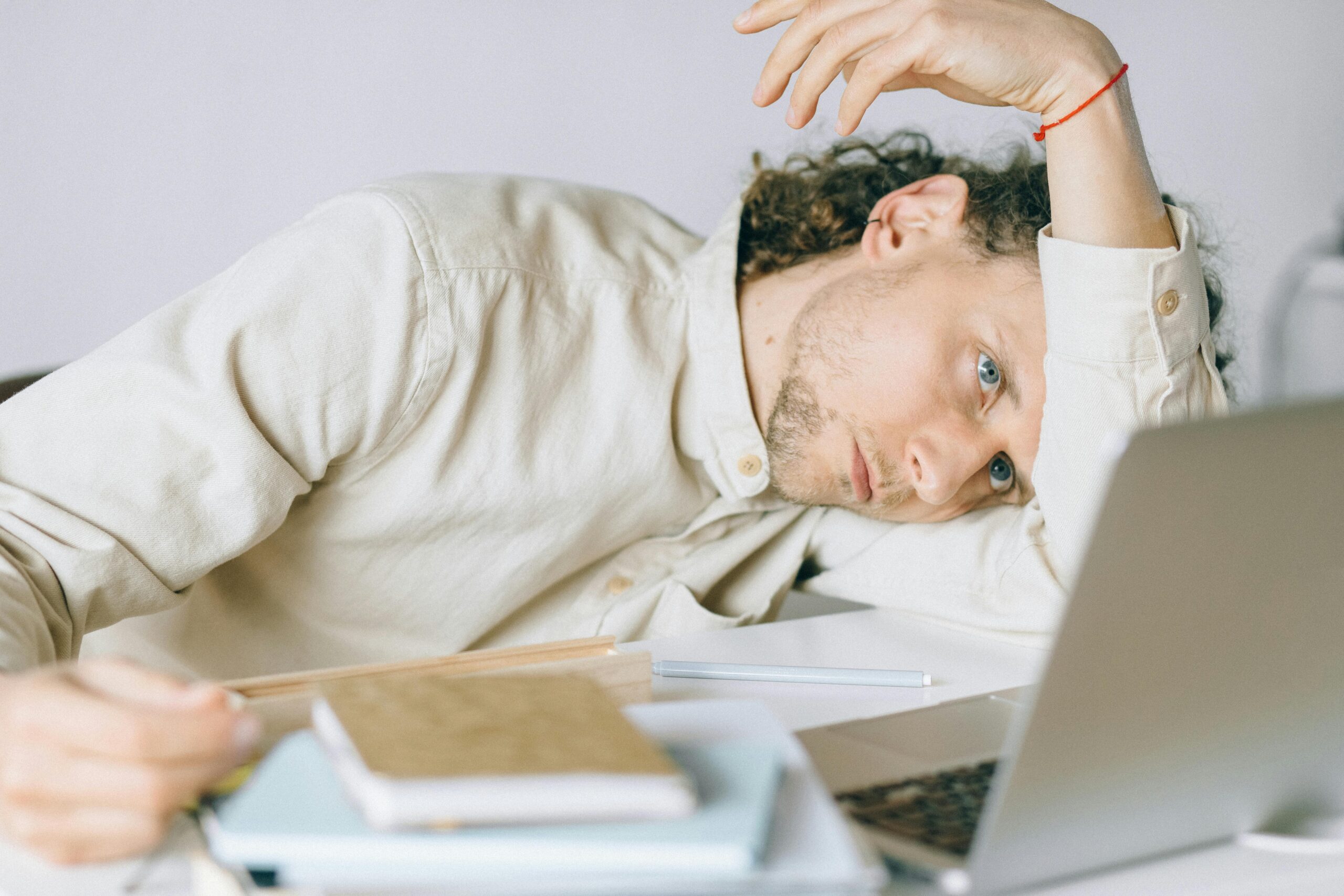 Como lidar com o burnout: sinais, causas e estratégias para recuperar sua saúde mental