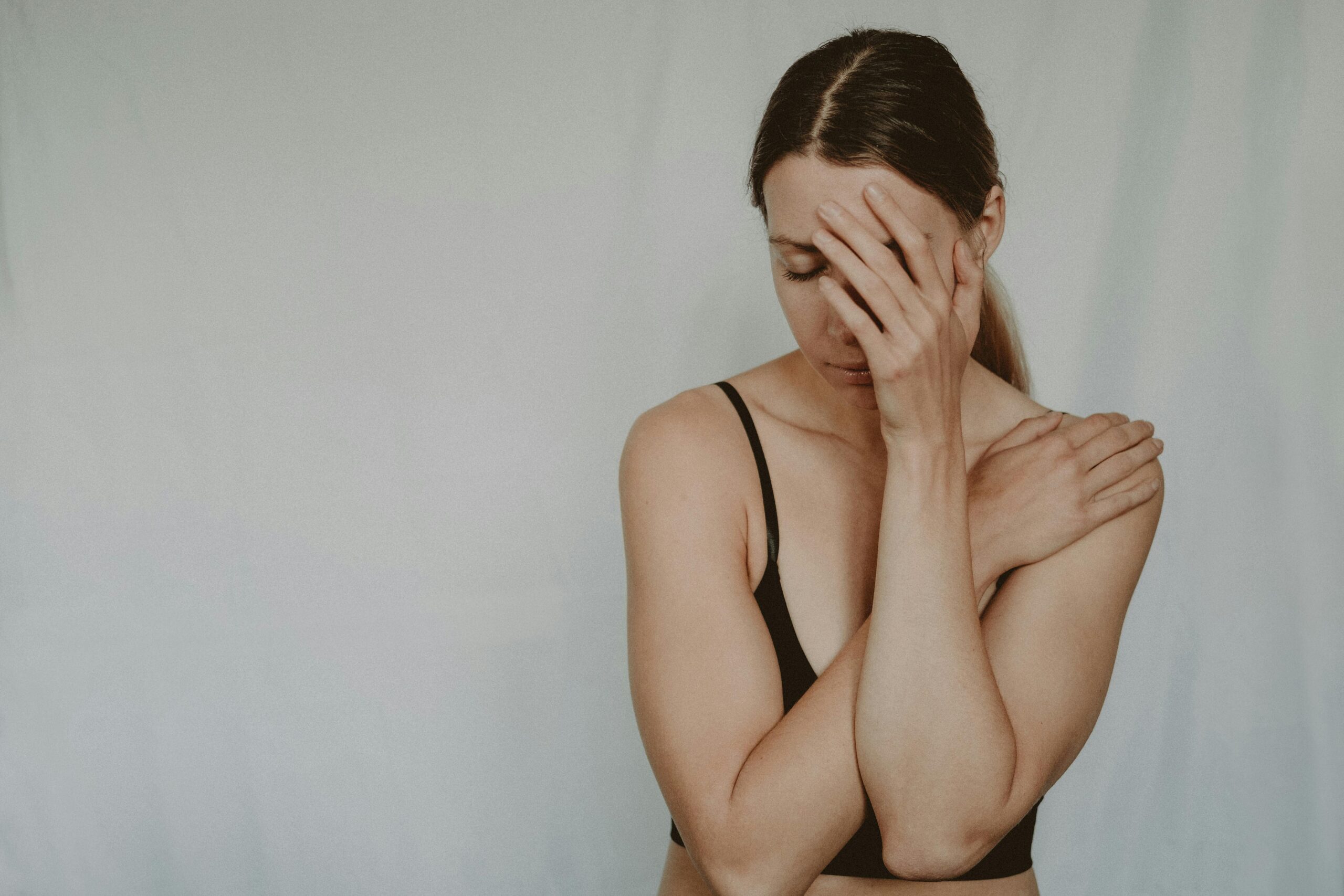 Ansiedade em mulheres jovens: causas comuns e como a psicoterapia pode ajudar